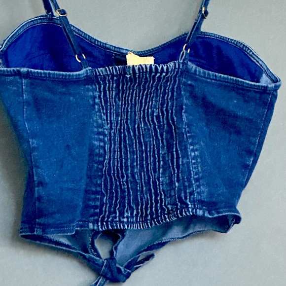 Jean like crop top  with adjustable straps and knot in front of - Picture 3 of 4